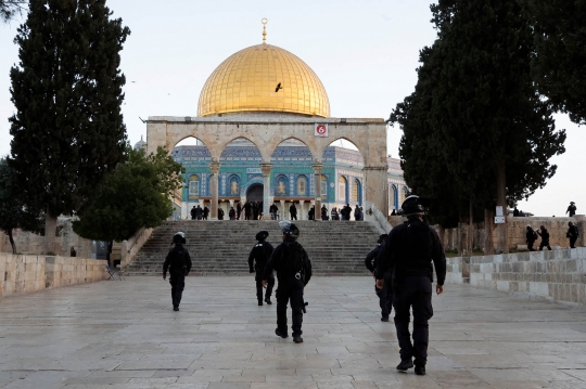 Aksi Polisi Israel Serbu dan Usir Warga Palestina dari Masjid Al-Aqsa