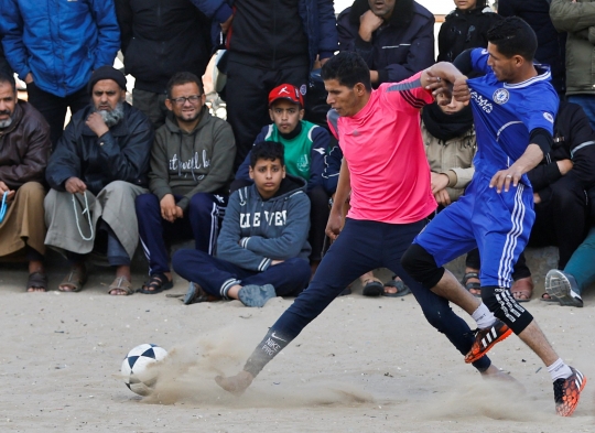 Sepak Bola Jalanan Jadi Tontonan Seru Warga Gaza saat Ngabuburit Ramadan