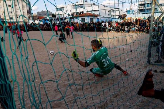 Sepak Bola Jalanan Jadi Tontonan Seru Warga Gaza saat Ngabuburit Ramadan