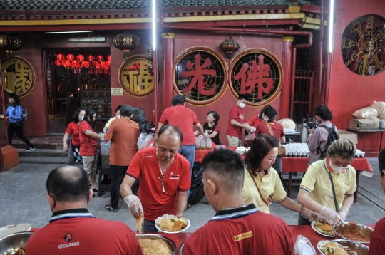 Kesederhanaan Jusuf Hamka Buka Puasa Bersama di Wihara Dharma Bhakti