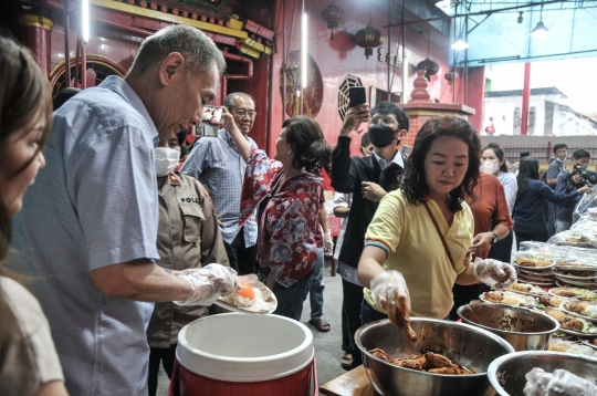 Kesederhanaan Jusuf Hamka Buka Puasa Bersama di Wihara Dharma Bhakti