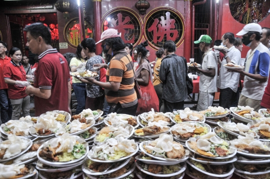 Kesederhanaan Jusuf Hamka Buka Puasa Bersama di Wihara Dharma Bhakti