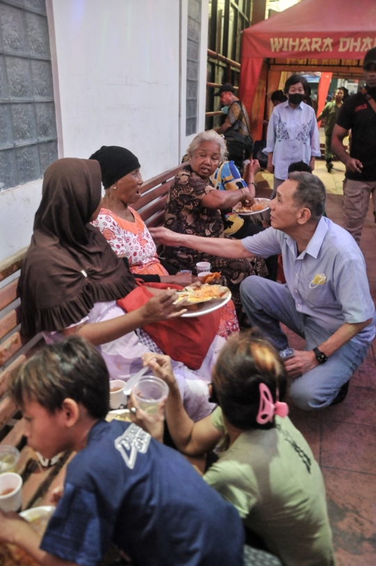 Kesederhanaan Jusuf Hamka Buka Puasa Bersama di Wihara Dharma Bhakti