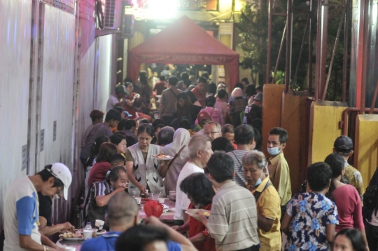 Kesederhanaan Jusuf Hamka Buka Puasa Bersama di Wihara Dharma Bhakti