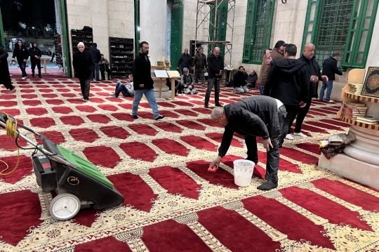 Pasca Penyerbuan Pasukan Israel, Masjid Al-Aqsa Mulai Dibersihkan