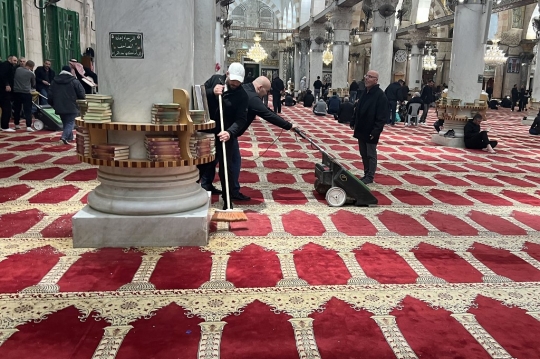 Pasca Penyerbuan Pasukan Israel, Masjid Al-Aqsa Mulai Dibersihkan