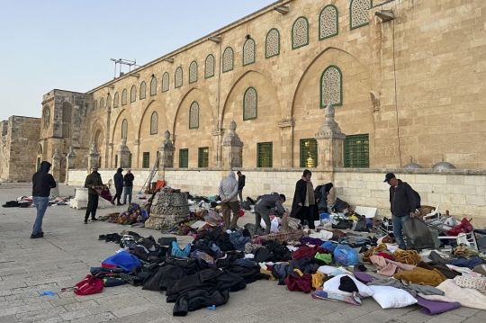 Pasca Penyerbuan Pasukan Israel, Masjid Al-Aqsa Mulai Dibersihkan