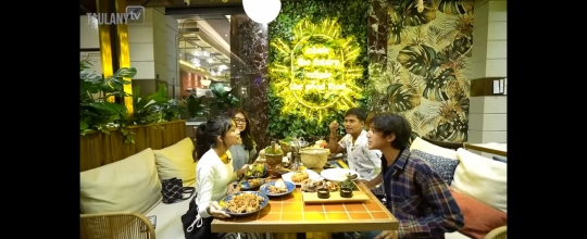 Romantis Banget Ummi Quary dan Kenzy Makan Bareng di Restoran Mewah, Bikin Baper