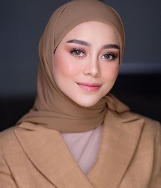 Muda dan Cantik, 5 Penyanyi Berhijab Gayanya Fashionable Abis