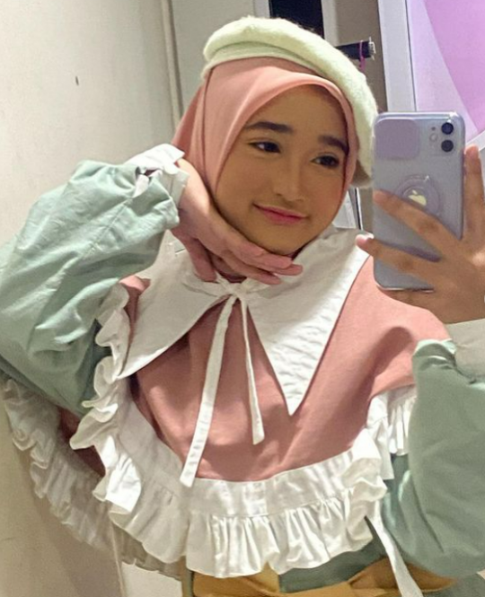 Muda dan Cantik, 5 Penyanyi Berhijab Gayanya Fashionable Abis