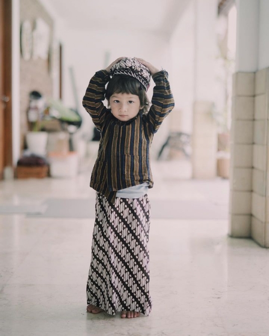 Lucu! Potret Mars Anak Ringgo Agus Rahman Pakai Baju Tradisional, Netizen 'Bule Jawa'