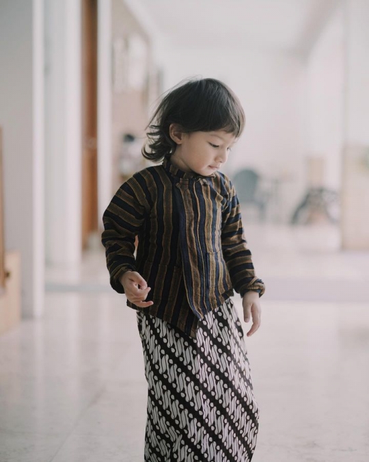 Lucu! Potret Mars Anak Ringgo Agus Rahman Pakai Baju Tradisional, Netizen 'Bule Jawa'