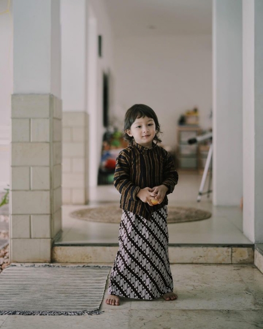 Lucu! Potret Mars Anak Ringgo Agus Rahman Pakai Baju Tradisional, Netizen 'Bule Jawa'