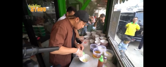 Deretan Potret Kedai Bakso Irfan Hakim yang Sederhana Namun Ramai Dikunjungi Pembeli