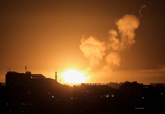 Malam Mencekam di Jalur Gaza Saat Dihujani Serangan Udara Israel