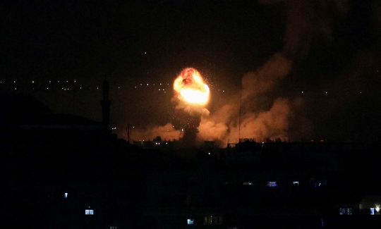 Malam Mencekam di Jalur Gaza Saat Dihujani Serangan Udara Israel