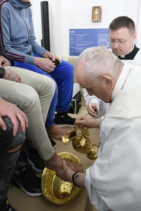Momen Paus Fransiskus Basuh dan Cium Kaki Narapidana Muda
