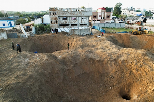 Penampakan Lubang Raksasa Akibat Serangan Rudal Israel di Jalur Gaza