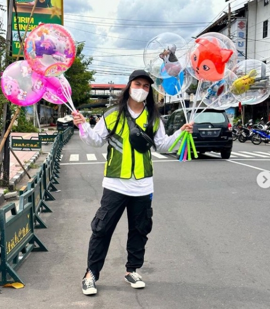 Potret Baim Wong Nyamar jadi Tukang Balon, Sepi Pembeli Baru Laku Dua
