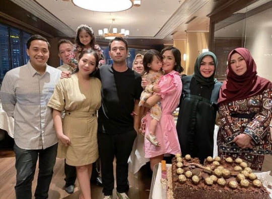 Digelar di Resto Mewah, Ini Momen Buka Bersama Sekaligus Perayaan Ultah Mama Rieta