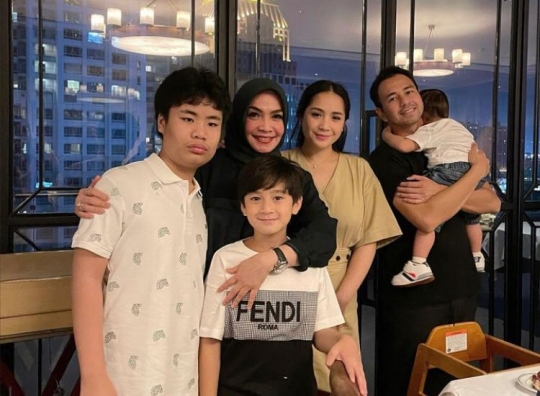 Digelar di Resto Mewah, Ini Momen Buka Bersama Sekaligus Perayaan Ultah Mama Rieta