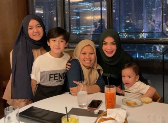 Digelar di Resto Mewah, Ini Momen Buka Bersama Sekaligus Perayaan Ultah Mama Rieta