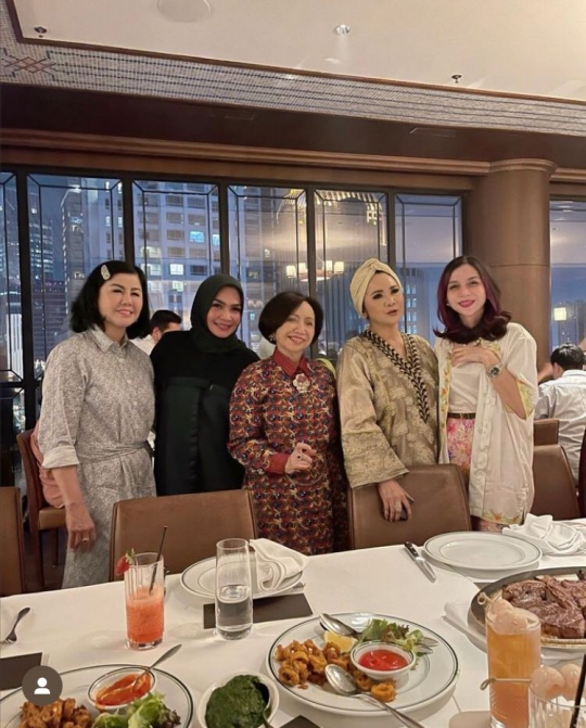 Digelar di Resto Mewah, Ini Momen Buka Bersama Sekaligus Perayaan Ultah Mama Rieta