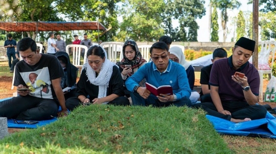 Potret Moeldoko Ziarah ke Makam Istri: Aku di Sini Masih Mencintaimu