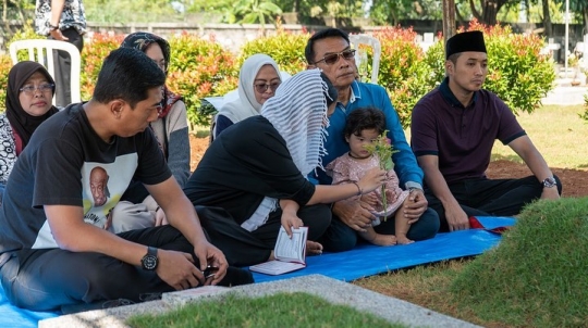 Potret Moeldoko Ziarah ke Makam Istri: Aku di Sini Masih Mencintaimu