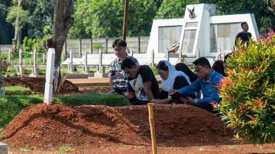 Potret Moeldoko Ziarah ke Makam Istri: Aku di Sini Masih Mencintaimu