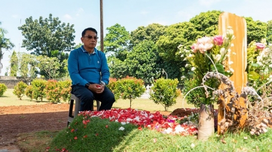 Potret Moeldoko Ziarah ke Makam Istri: Aku di Sini Masih Mencintaimu