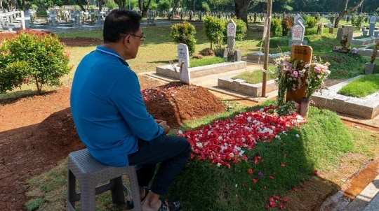 Potret Moeldoko Ziarah ke Makam Istri: Aku di Sini Masih Mencintaimu