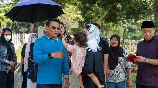 Potret Moeldoko Ziarah ke Makam Istri: Aku di Sini Masih Mencintaimu