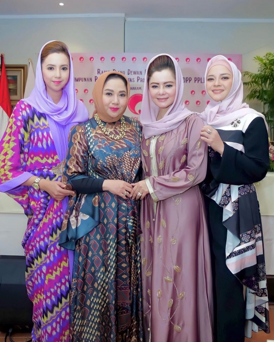 Berkah Ramadhan, Bu Kombes Cantik Heni Tania Bagi-Bagi Uang Jajan, Ada Syarat Unik