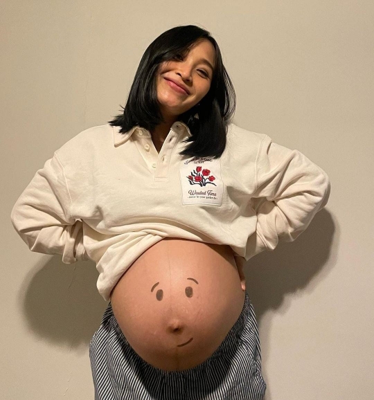 Hamil Anak Kedua, Potret Rinni Wulandari Pamer Baby Bump dan Stretch Marks