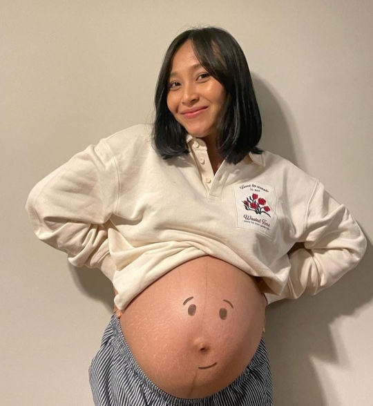 Hamil Anak Kedua, Potret Rinni Wulandari Pamer Baby Bump dan Stretch Marks