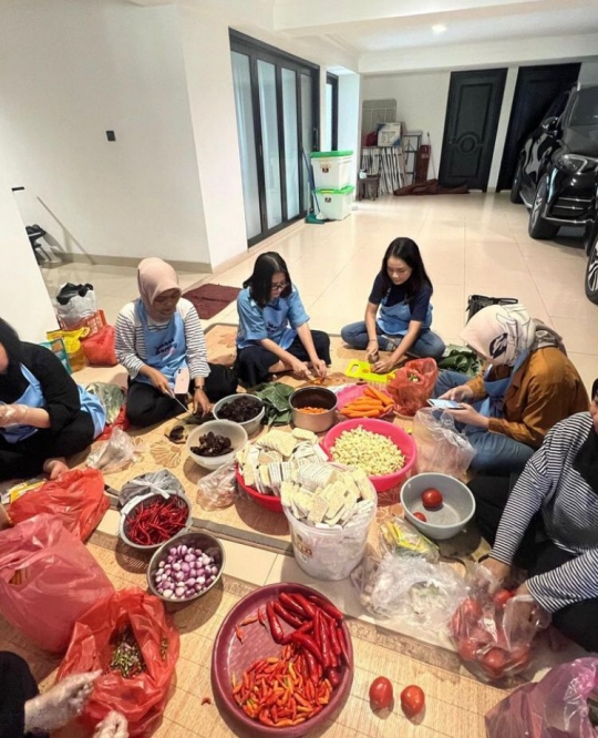 Buka Puasa Bareng Anak Panti Asuhan, Intip Potret Prilly Latuconsina Masak 300 Porsi