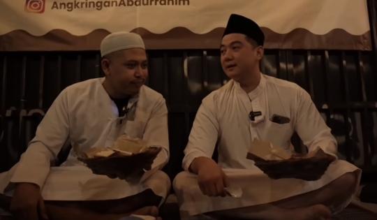 Potret Chef Arnold Pakai Baju Koko Curi Perhatian, Ikut Sahur Bareng Tretan Muslim