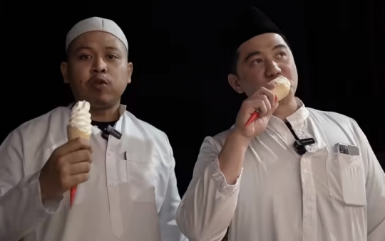 Potret Chef Arnold Pakai Baju Koko Curi Perhatian, Ikut Sahur Bareng Tretan Muslim