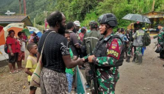 Momen Prajurit TNI Pamitan ke Warga di Lokasi Tugas, Diiringi Tangis & Peluk Haru