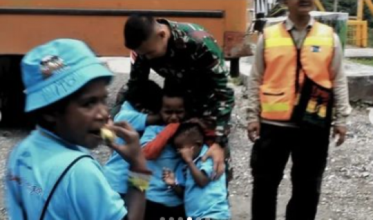 Momen Prajurit TNI Pamitan ke Warga di Lokasi Tugas, Diiringi Tangis & Peluk Haru