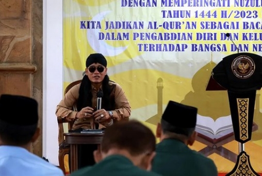 Gagahnya Menhan Prabowo Pakai Blankon "Jenderal Sudirman" Pemberian Gus Miftah