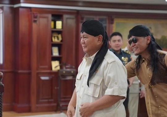 Gagahnya Menhan Prabowo Pakai Blankon "Jenderal Sudirman" Pemberian Gus Miftah