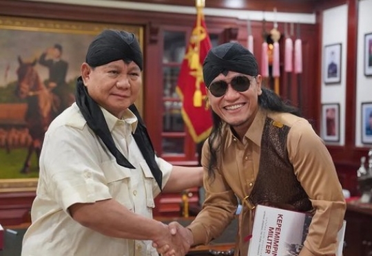 Gagahnya Menhan Prabowo Pakai Blankon "Jenderal Sudirman" Pemberian Gus Miftah