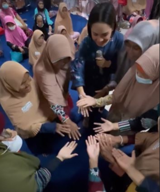 Peduli Sesama, Intip Deretan Momen Andien Aisyah dan Anak-Anak Berbagi di Panti Jompo