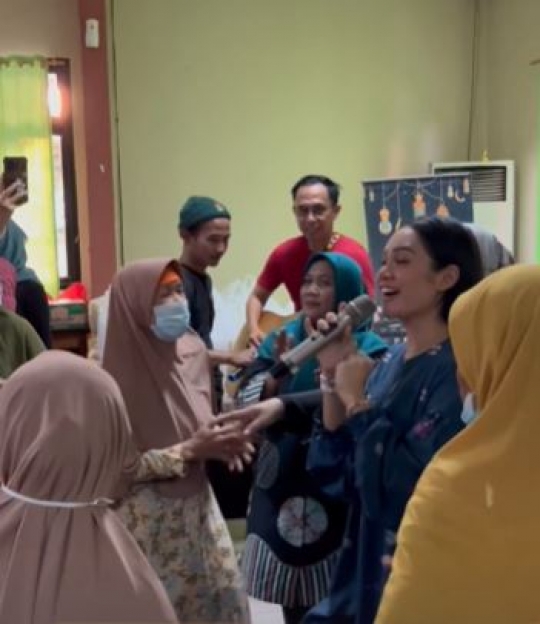 Peduli Sesama, Intip Deretan Momen Andien Aisyah dan Anak-Anak Berbagi di Panti Jompo