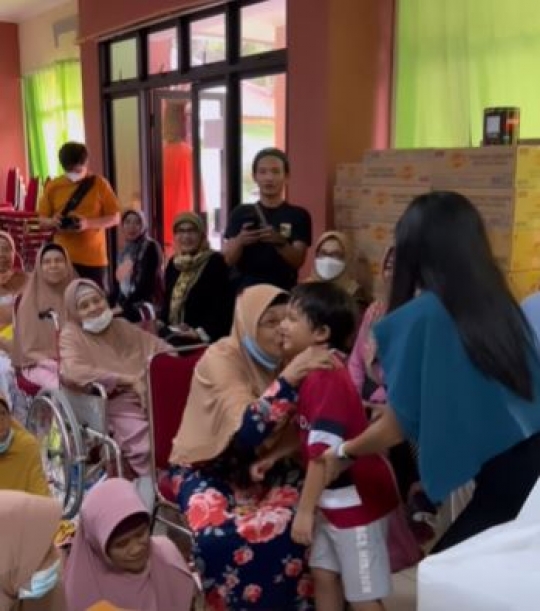 Peduli Sesama, Intip Deretan Momen Andien Aisyah dan Anak-Anak Berbagi di Panti Jompo