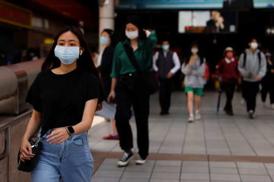 Potret Penduduk Taiwan Santai Hadapi Latihan Perang China