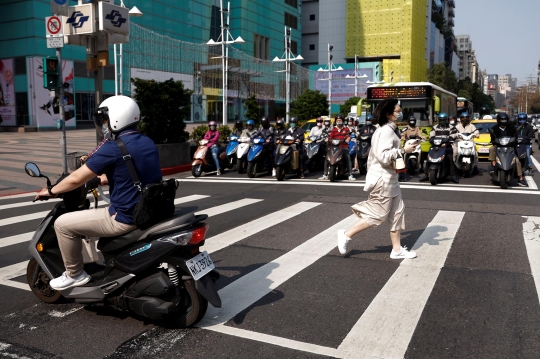 Potret Penduduk Taiwan Santai Hadapi Latihan Perang China