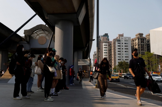 Potret Penduduk Taiwan Santai Hadapi Latihan Perang China